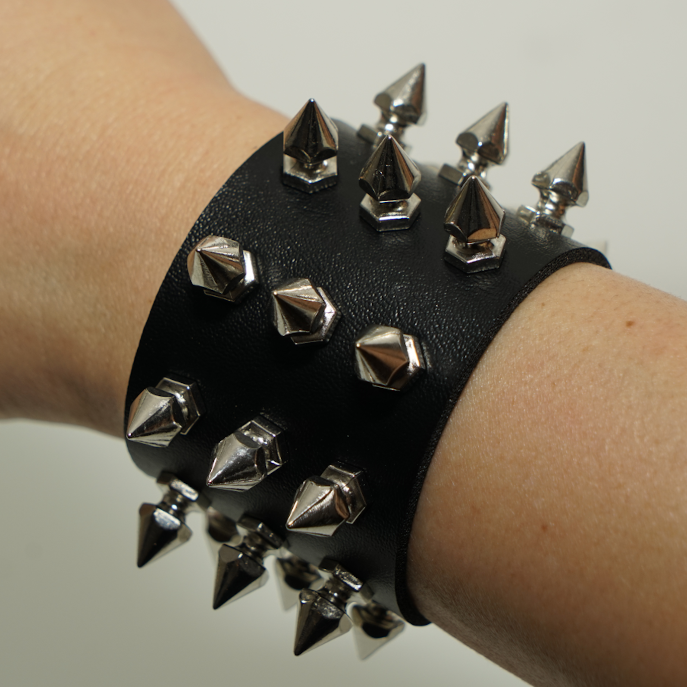 Kunstleder Armband mit Nieten – Stylisches Accessoire für Damen & Herren