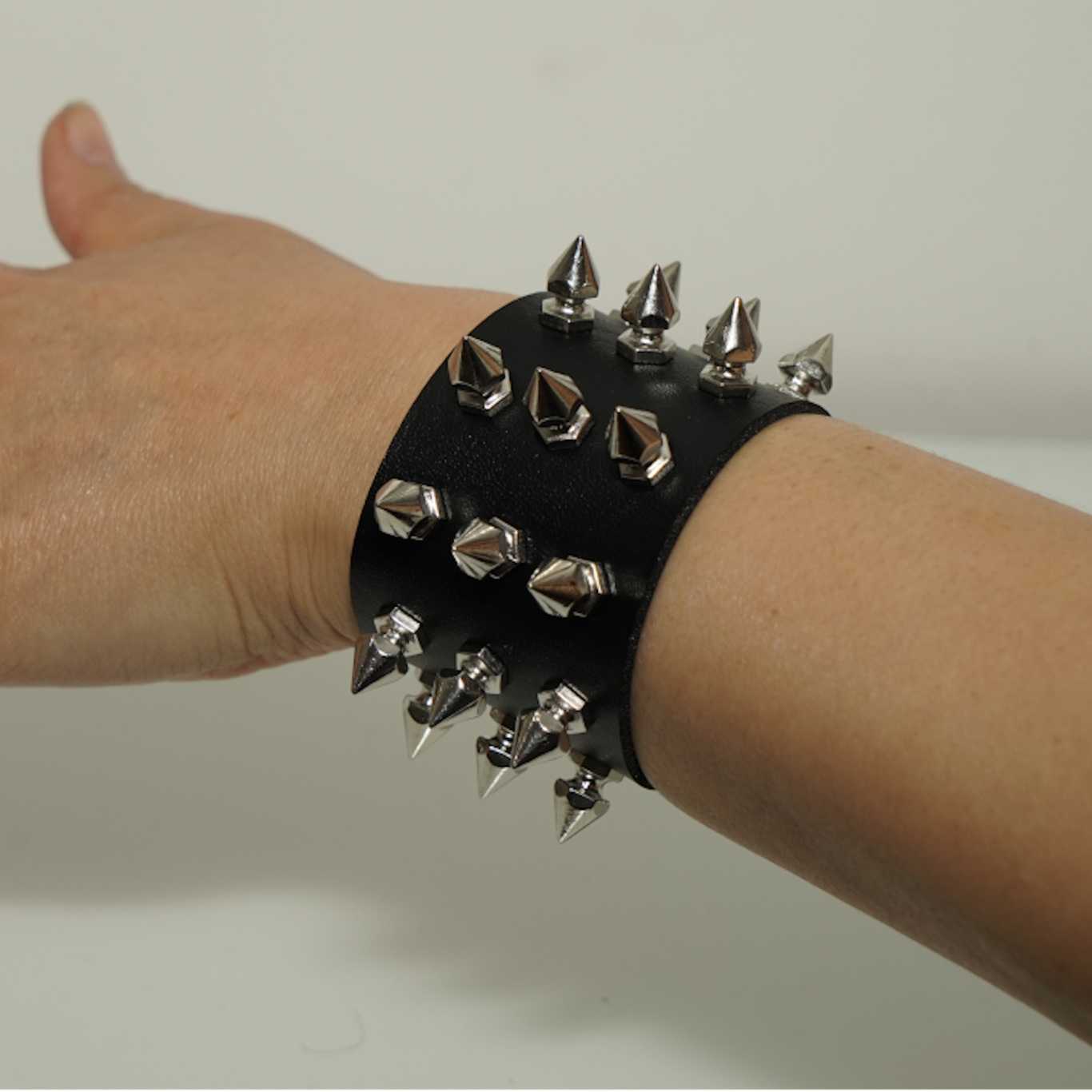 Kunstleder Armband mit Nieten – Stylisches Accessoire für Damen & Herren